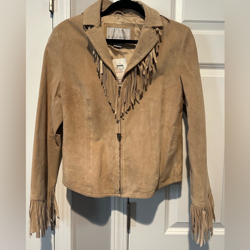 🤠NWT: 100% leather fringe jacket🤠 Size small.